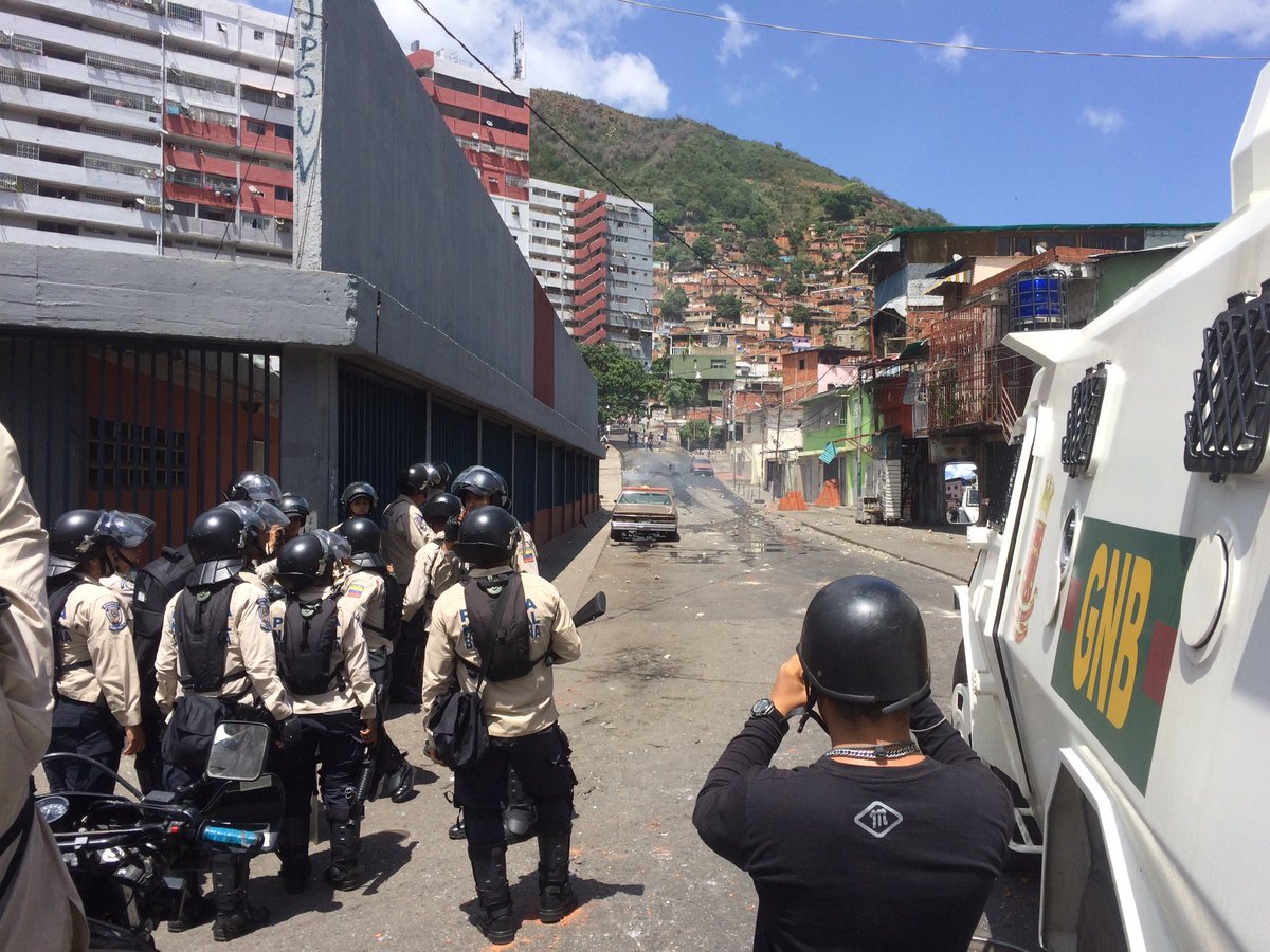 brauliojatarm's tweet photo. Desd tempranas horas, Orden publico en la Vega. Ahorita se vieron obligados a retroceder porq les estaban disparando https://t.co/3P5WXjwP2q