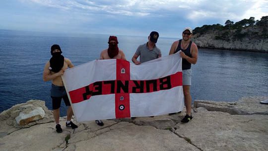 UltrasNation's tweet photo. Lads from Lokomotiv Moscow with a stolen Burnley banner in Marsaille. 

@CasualMind_ @thecasualultra @from_thestands https://t.co/HXs4AJxDa0