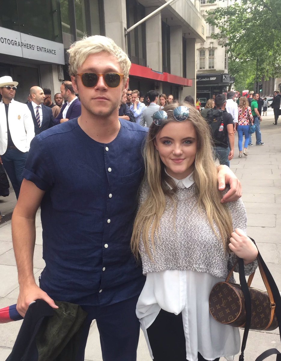Niall hoy con <a href="/sxvill/">😎😎</a> en Londres

#MTVAwardsStar One Direction