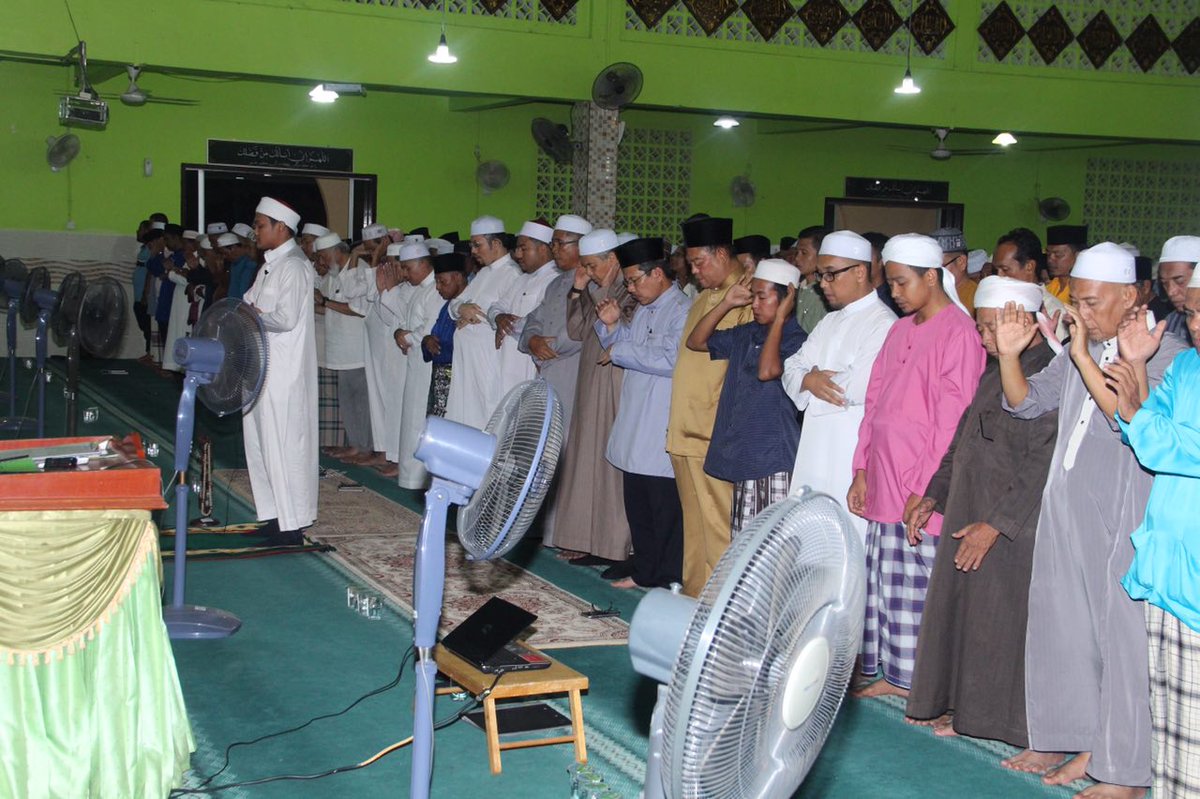 Ahmad Zahid Hamidi On Twitter Solat Isya Solat Tarawih Bsama Kariah Masjid As Saidah Pasir Panjang Ramadhan Kdnputrajaya Azh