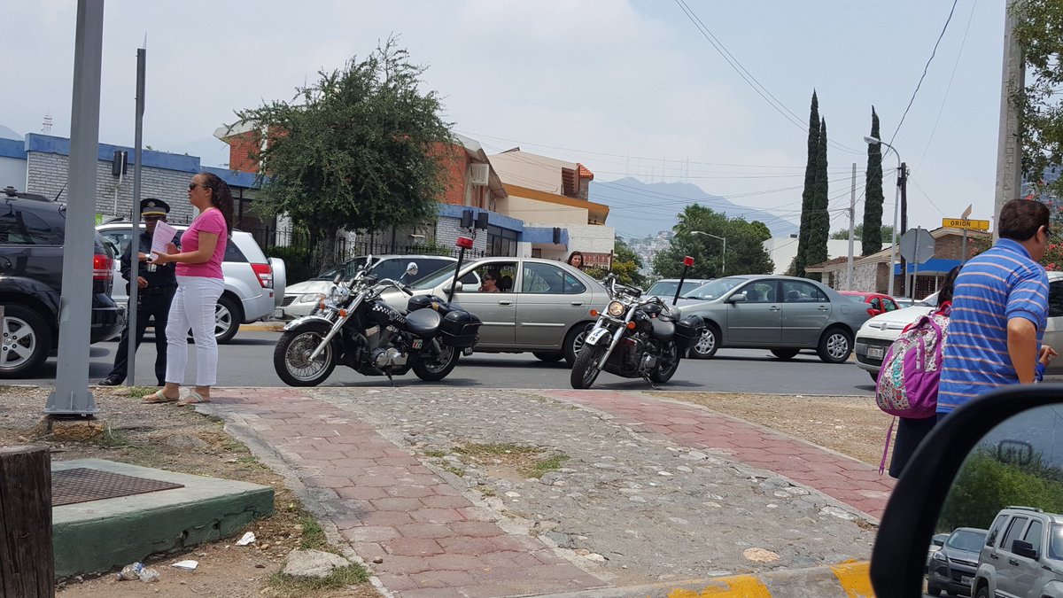Gagore2's tweet photo. patrulla multando a los q recojemos  niños en colegio @Cicmty @AdrianDeLaGarza  @josuebecerra @JulioCesar_Cano https://t.co/wihdIO8Lx2