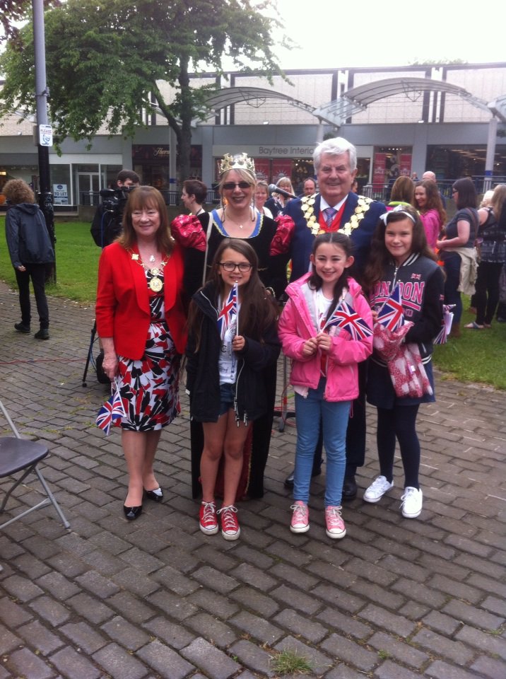 CllrJimDodds's tweet photo. With the Head  and children of St Aidan's School at the celebration of the Queen's 90th Birthday https://t.co/NMbEdbCb7z