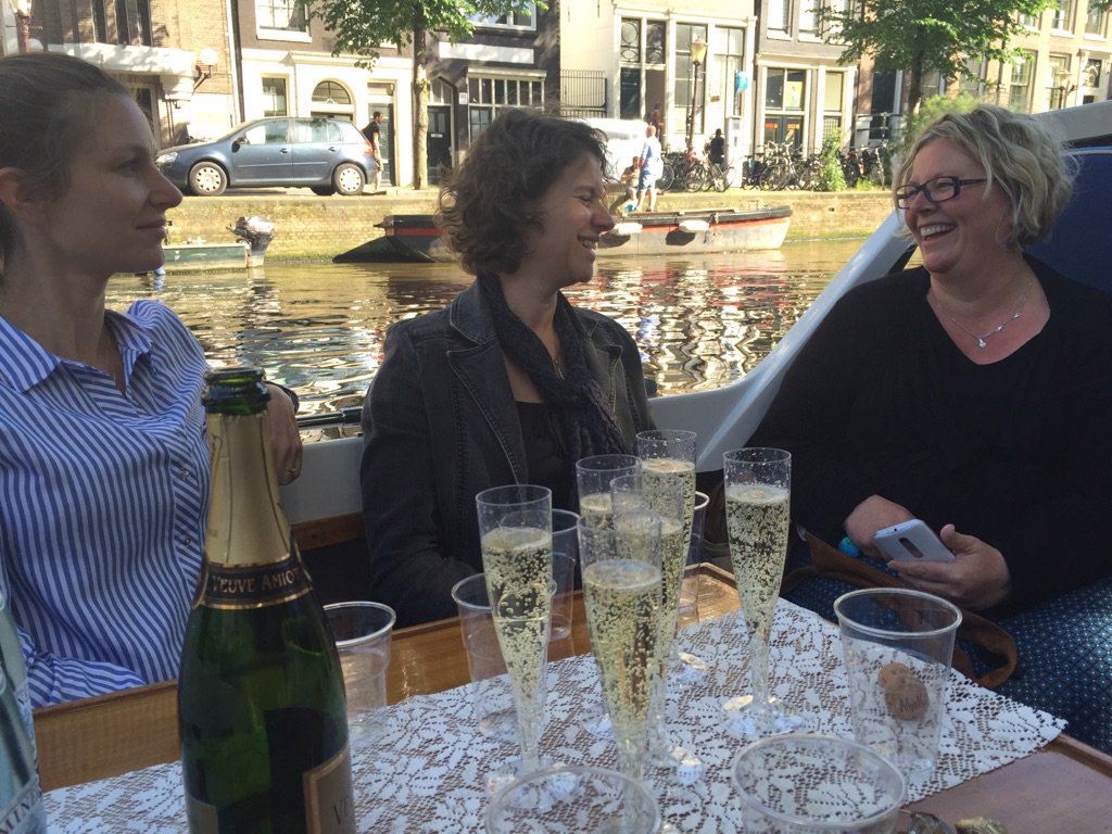 pitvistwit's tweet photo. Dat was een mooie tocht door de grachten  ter afsluiting van het merktraject voor #SteigerB.@Hans en team, bedankt! https://t.co/vXl8e4kLpR