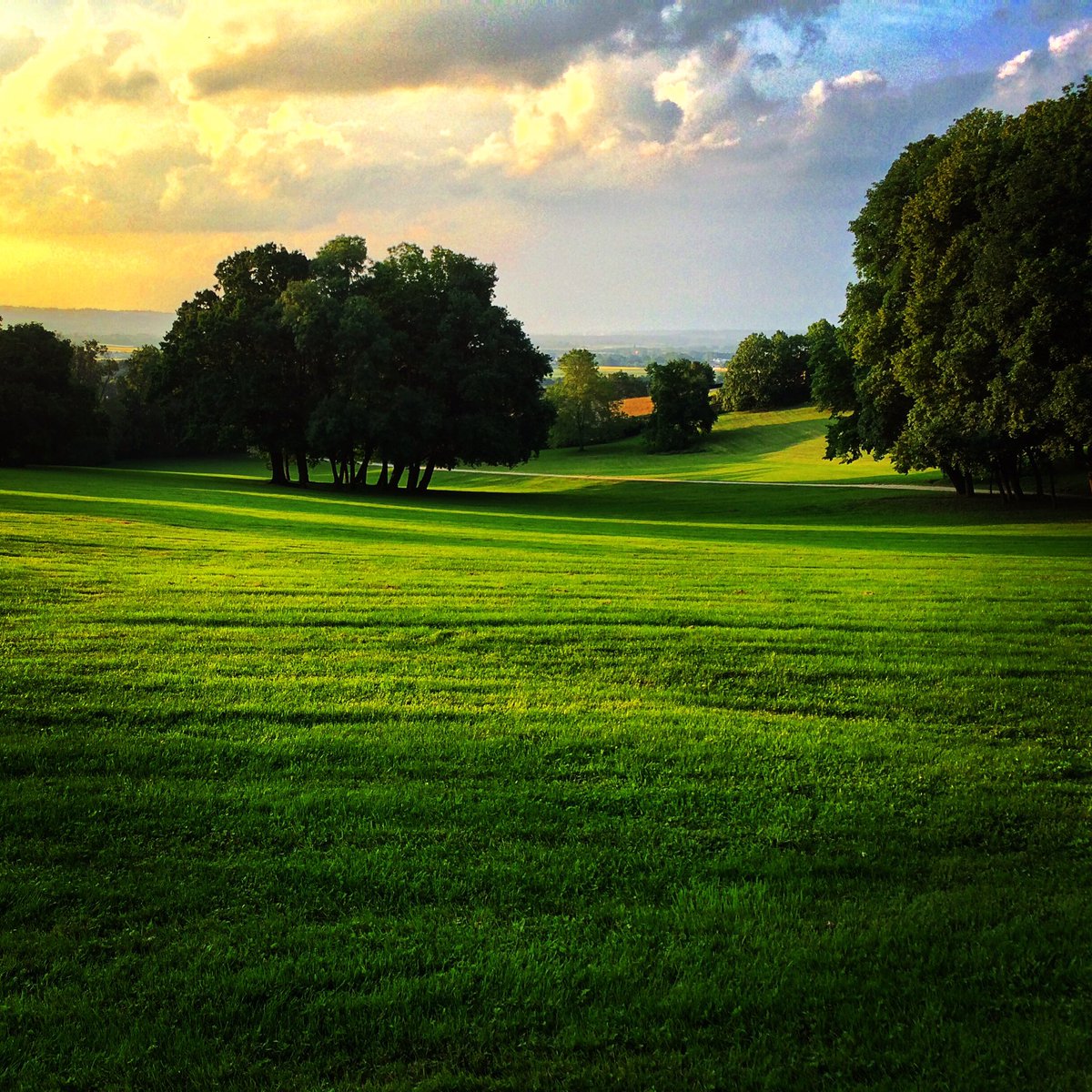 Sylvain_Aymoz's tweet photo. End of a sunny/cloudy day at work. #sun #clouds #light #green #fields #landscape https://t.co/xOyX3HJS9A