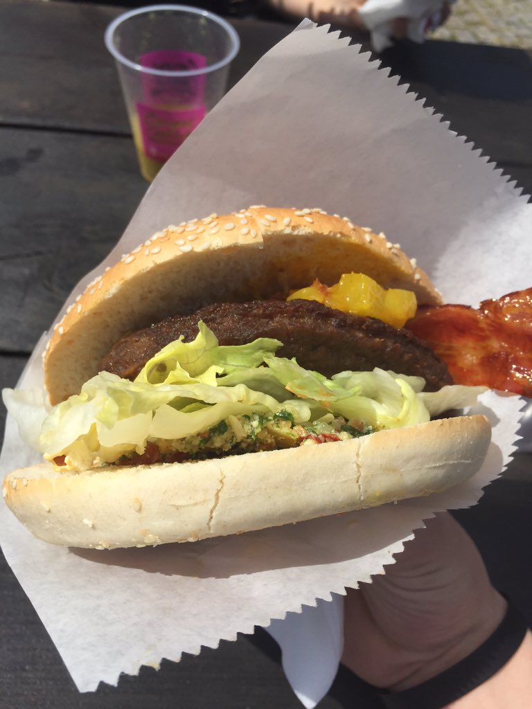 AndiSchmu's tweet photo. Mmmh, leckere Burger #campuscooking #schampusmr #campusmr https://t.co/arDOxkxBBE