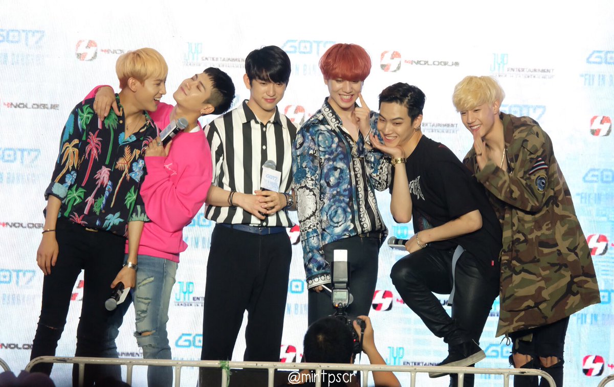 JSluvn852's tweet photo. สาวแตกค่ะทุกโค้นนนนนนนนนน😆😂 คีบลุ��นะ คีบลุคเว้ยยยยย ทันมั้ย😂 #Got7เป็นวงตลก #Hitouchevent #FlyinBangkok - 10.06.59 https://t.co/VhWp137cNQ