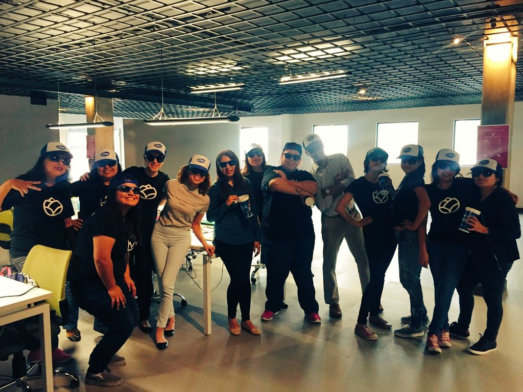 bruujaroja's tweet photo. #modelonow en #enviaflores toda la actitud!!! @enviaflores https://t.co/KS6Kv5QNL7