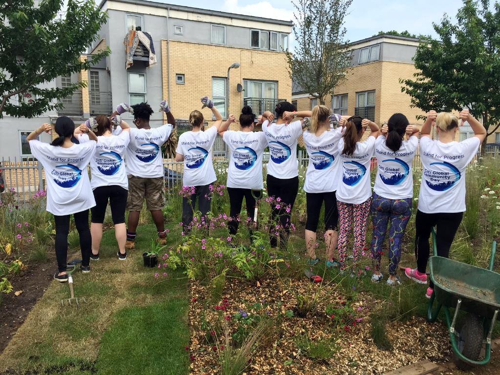 CitiCareers's tweet photo. Our Resourcing team in #London tidying new flower beds &amp; clearning up the park #CitiVolunteers https://t.co/KCDE0BlneT