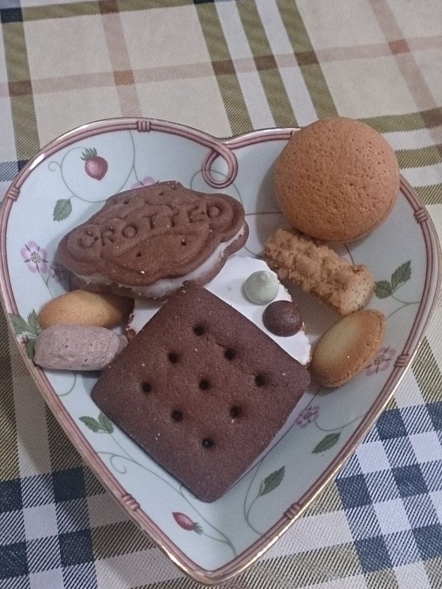 mikotoaua's tweet photo. いつか食べてみたいなーと思っていた皇室御用達、完全紹介制の村上開新堂のクッキーを思いがけずいただきました
懐かしい味がして美味しい～ https://t.co/NiRcclpUyt