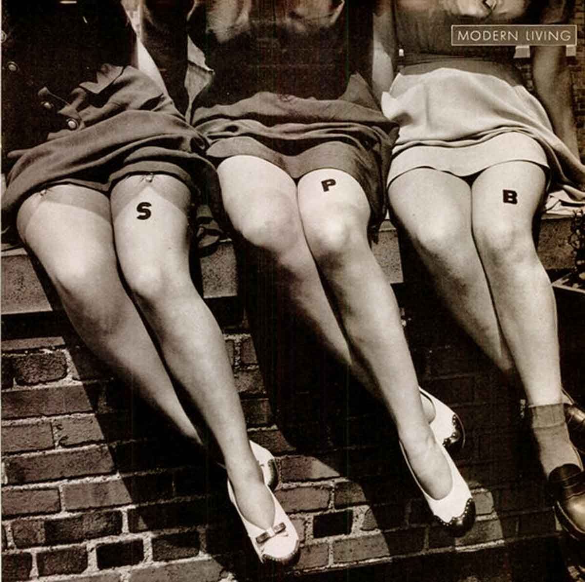 ArletteHaddad8's tweet photo. Sheer Stocking Solution in 1940 –
A left to right comparison – stockings, painted, and bare https://t.co/oXNwZBkf8x