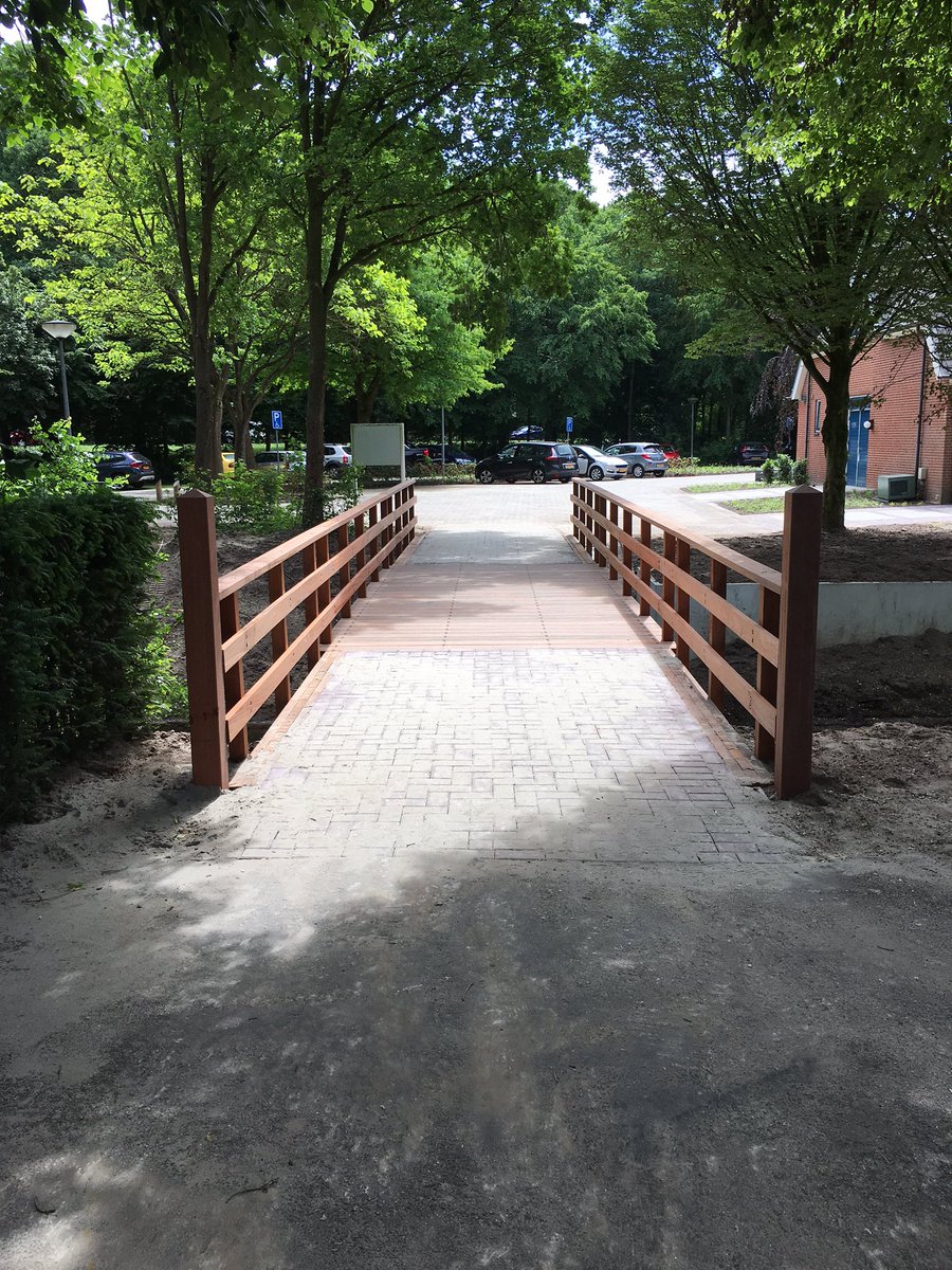 Renovatie rondom aula vordert, de nieuwe brug is gereed en weer open.