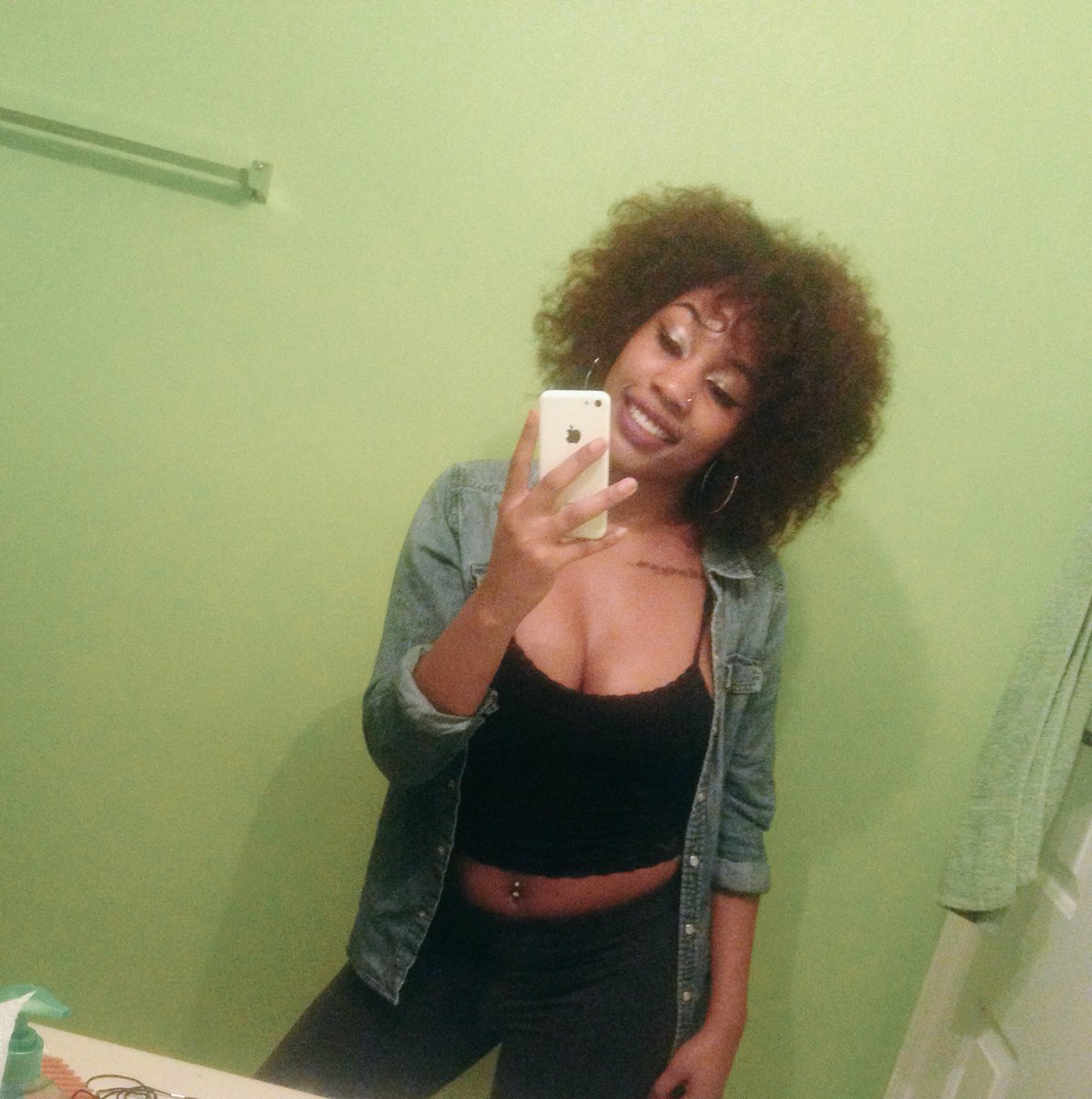 forevacoolin's tweet image. she gon keep it 9k , thats always🌹💍👌🏽👌🏽