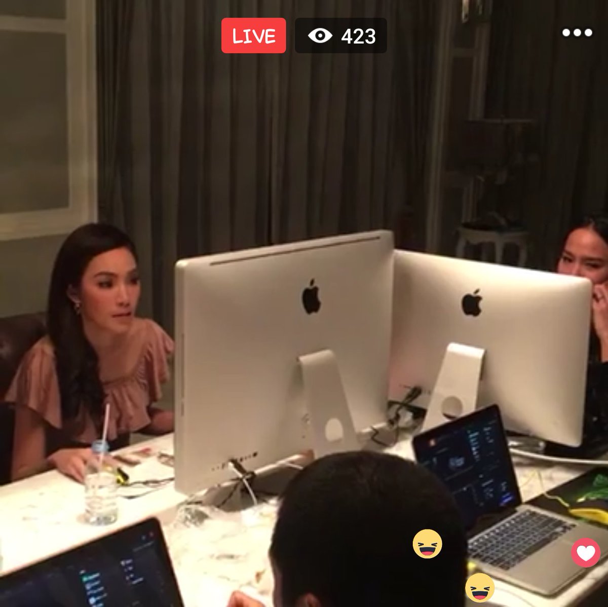 phan_bm's tweet photo. ดูตอนแรกนึกว่าทำงาน คือทั้งโต๊ะจ้า😃 ตีDOTA กันจ้า พี่อั้ม พี่เมย์ @ บ้านใหม่พี่อั้ม อย่างกะร้านคอม 😃 https://t.co/wPp14pp26Y