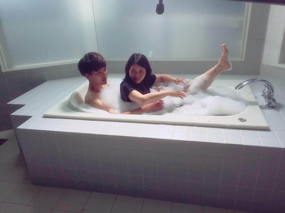 不機嫌な果実 ドラマ公式アカウント 最終回放送中 麻也子と通彦のお風呂いちゃいちゃシーン のリハーサルはやっぱり助監督が担当 全く楽しくなさそうです 不機嫌な果実