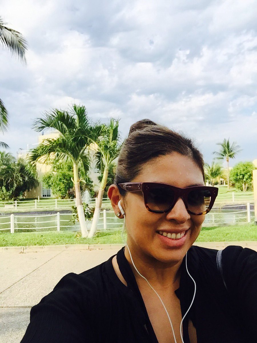 CarocLine's tweet photo. Y así amanezco! #comosufro #acapulco #vacations #life #enjoy #carolmirez #beach#palms ☀️🌊 https://t.co/PPnSTp1WBc