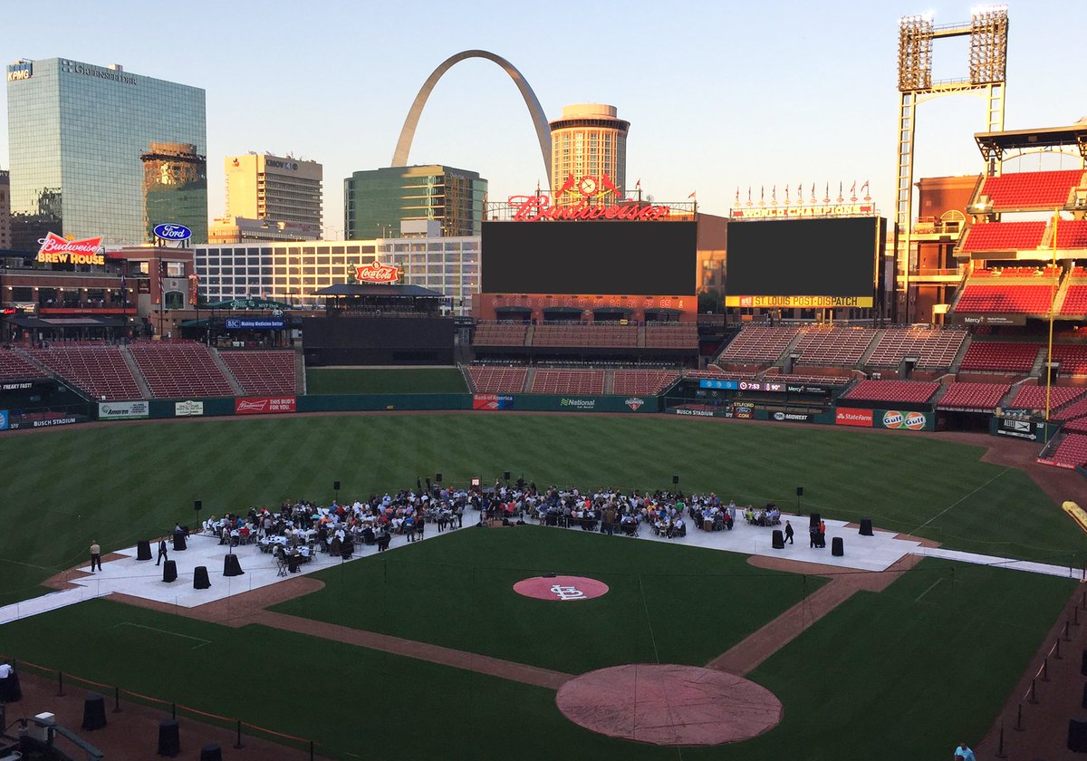 Kenny_Wallace's tweet photo. Awesome ..... “@Cardinals: It was a beautiful evening at Busch Stadium for dinner on the infield dirt. #CardsEvents https://t.co/Xze4qyTVPI”