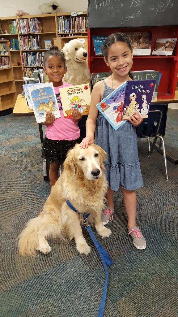 KathyRheinhart's tweet photo. Webber's encouraging kids to pay it forward with pawtographed books- keep one and give one to a friend. @SalemESVB https://t.co/q8fzjbiKiA
