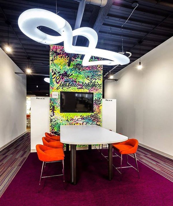 Denk eens aan een verlicht object als kunstzinnige decoratie in een ruimte. Via <a href="/SLIDEmilano/">SLIDE Design</a>