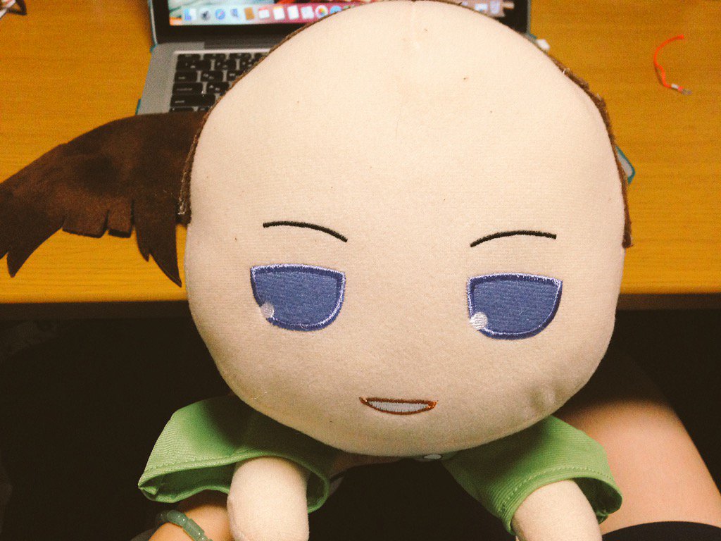 兎頭丸雪親 剥がれそうだなって思ってたから もういっそ剥がして布用接着剤でくっつけようと思って そしたら 嗚呼 お月様みたいだね