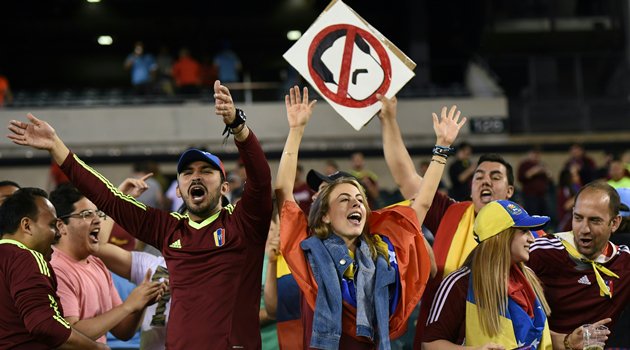 AlbertoRodNews's tweet photo. EN FOTOS - Lo que no se vio en el juego Venezuela vs. Uruguay: 'Maduro renuncia, Venezuela pasa hambre' https://t.co/DybRmPXAzx