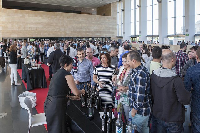 El domingo, no te pierdas #FeriaVinos con #AlimentosdeLaRioja, jotas y degustación de migas ow.ly/Dlpx30188iD