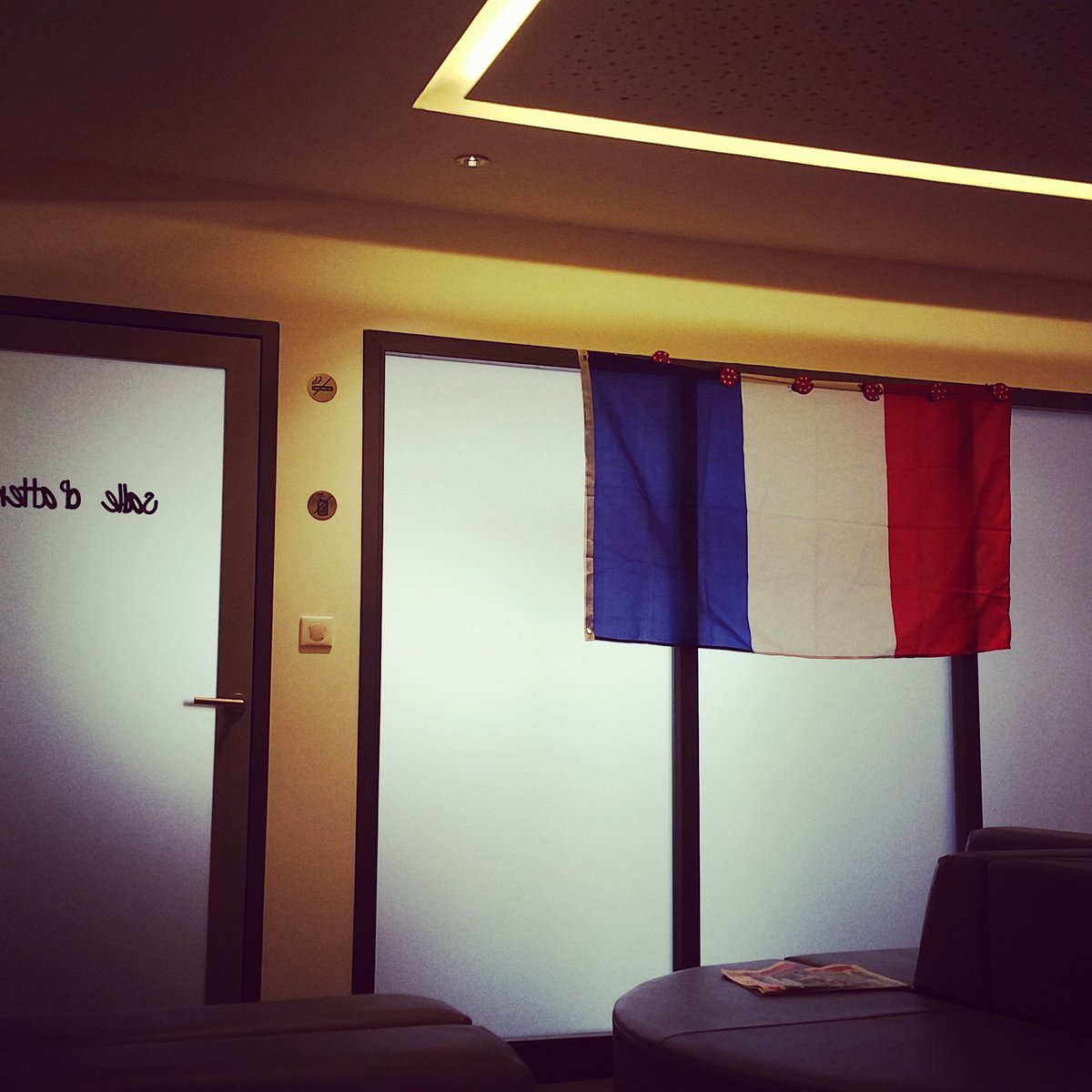 BianchiTiti's tweet photo. Dans la salle d'attente chez le dentiste  on supporte aussi les bleus #AllezLesBleus #EURO2016 https://t.co/hyKgDxSI5s