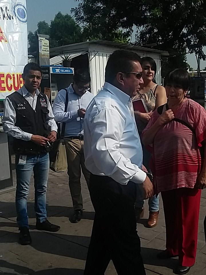 louse1603's tweet photo. Colocando pasto en el metro río san joaquin https://t.co/PsQp29fSx8
