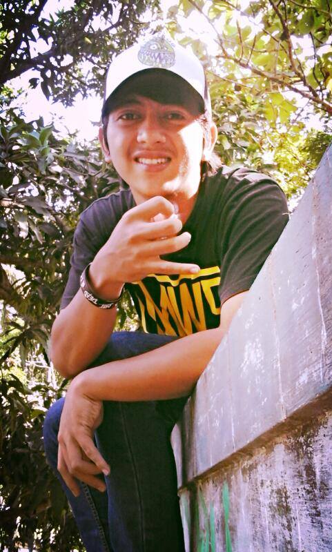 Biarkan senyuman ini menutupi rasa sakit yg terpendam