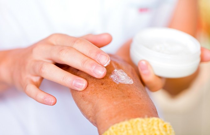 FragileSkinCare's tweet photo. National #Scleroderma Month! Here's 5 Scleroderma Skin Care Tips for hands &amp; feet: https://t.co/meuR7Wc2lz #HardWord https://t.co/mnADwgvp3E