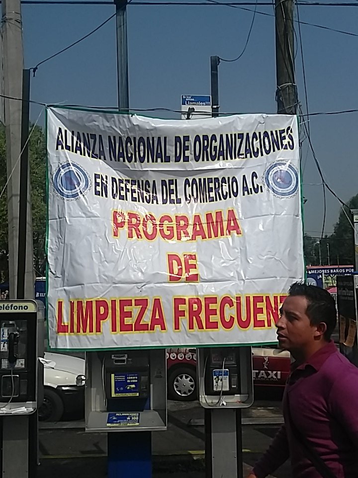 louse1603's tweet photo. Colocando pasto en el metro Río Santiago https://t.co/AYpFodQlbR