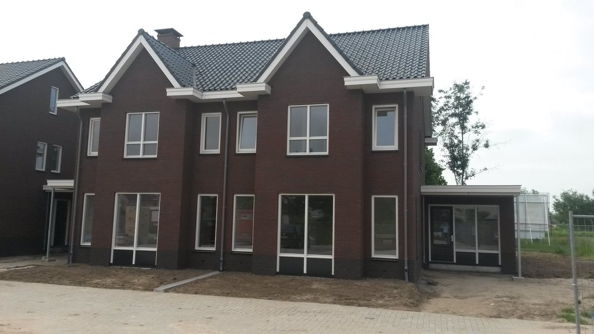 SeesinkMakelaar's tweet photo. Eerste woning hof van parijs #Doetinchem opgeleverd. Bouwbedrijf #klomps heeft weer prachtig werk geleverd. https://t.co/z0Hk6mN1Lj