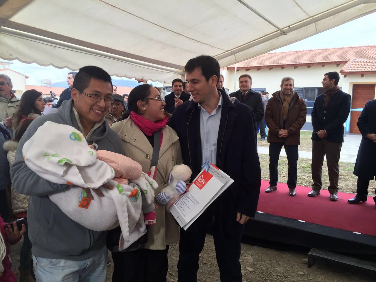 ivankerr's tweet photo. #Ahora entregando en #Salta a 200 familias las llaves de su primera casa, es un día inolvidable. https://t.co/lbZP9n8uyk