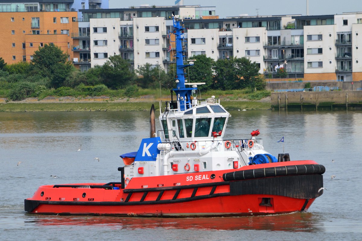 AJBC_1's tweet image. .@kotugsmit SD Seal &amp;amp; ZP Bear heading up the #Thames to assist #RMSStHelena's departure #dlr_blog