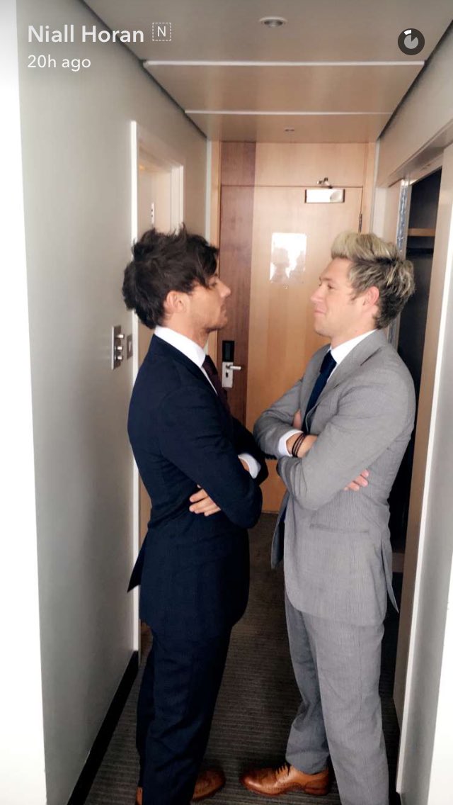 LARRYPHOFFICIAL's tweet photo. Let's vote fam! #MTVAwardsStar One Direction https://t.co/HR2tD5Osqv