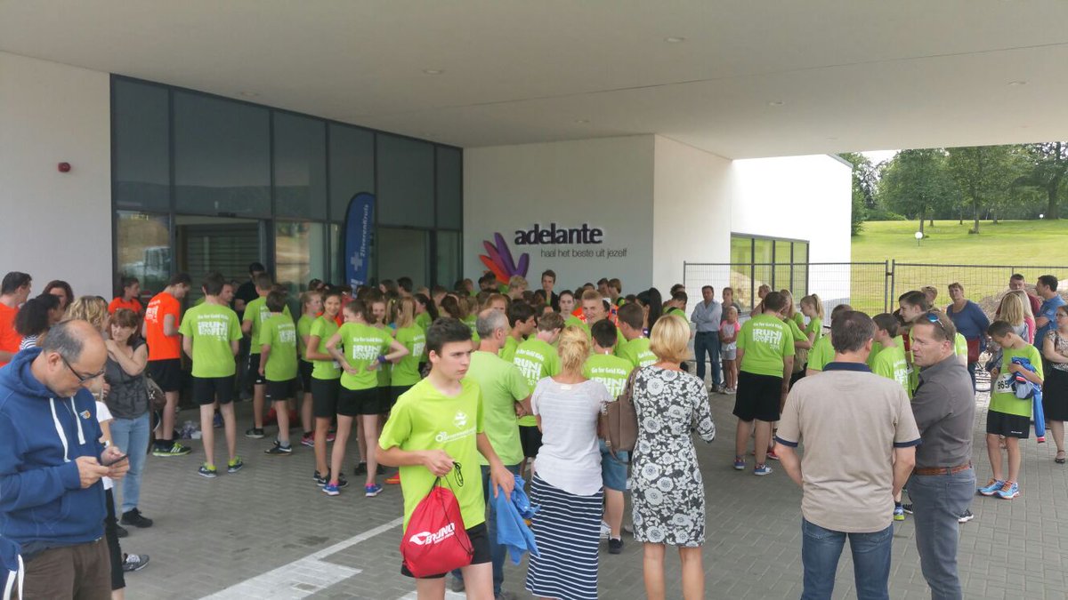 Gezellige drukte <a href="/smcheerlen/">Sintermeertencollege</a> bij verzamelpunt <a href="/AdelanteZorg/">AdelanteZorg</a> voor Adelante Loop. Start over 1 minuut! <a href="/GoforGoldKids/">Go for Gold Kids</a>