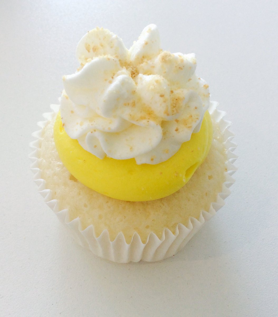 SmoochiesCakery's tweet photo. #bananacreampie #cupcakes at Smoochies cakery today! #bestcupcakesever #timetostockup https://t.co/3hazAoRasl