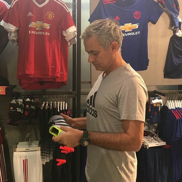 Anter kaka idola milih sepatu di MU Store