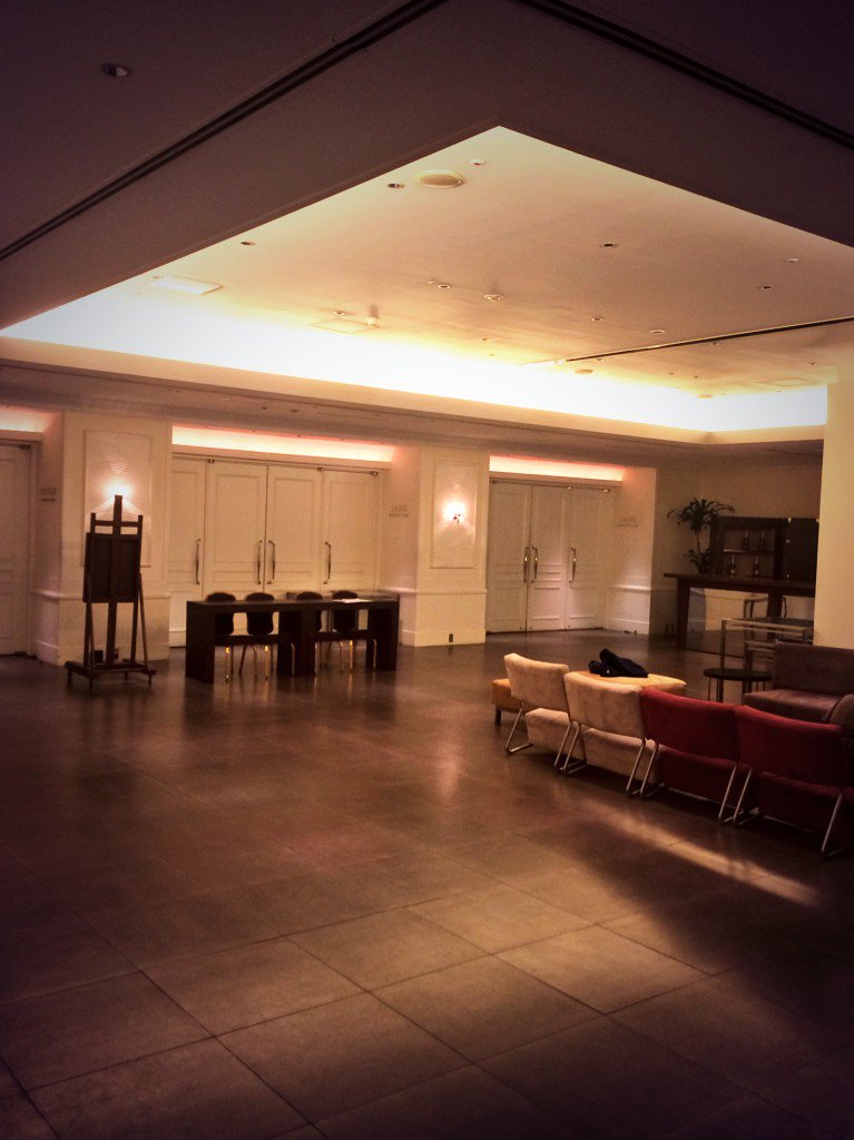 クマ 黒執事 Funtom Cafe 大阪 先月会場下見で大阪の堂島ホテルに着いた僕 えっと 会場入る前でこの広さは ホテルマンさん 普段は結婚式等に使用しております キリッ な なんかすいませんっ 汗