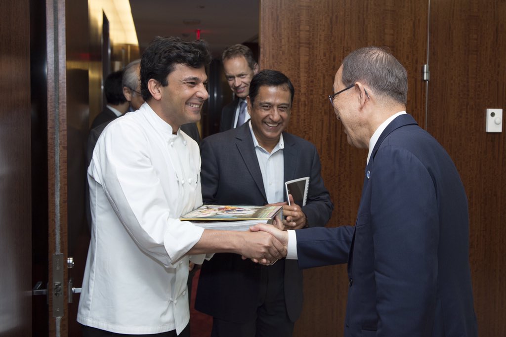 TheVikasKhanna's tweet photo. Honorable General Secretary of @UN Mr. Ban Ki-Moon appreciating @SuvigyaSharma art on cover of #UTSAV https://t.co/oHHyO13Hwk