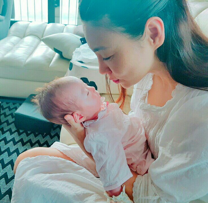 misoeunmi's tweet photo. 똥기저귀 빨러 달려와준 미란이^^
수다스럽지 않은 너와의 대화는 새삼 내가 고배우라는걸 느끼게 해준다..ㅎㅎ
#나의스타일리스트♡
#촬영이더쉬웠어염
#간만에외출
#출산5주회복기
#백일에기적을믿어보자!!! https://t.co/efBYqXmzgg