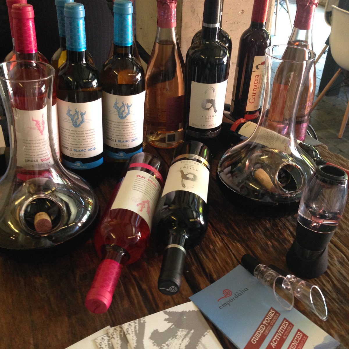 empordalia's tweet photo. Ahir vam presentar els nostres vins a #Apeldoorn. Gràcies l'equip de @gerwintwenty2 i a @chateauhetloo. #DOEmpordà https://t.co/m32rfdU5e5