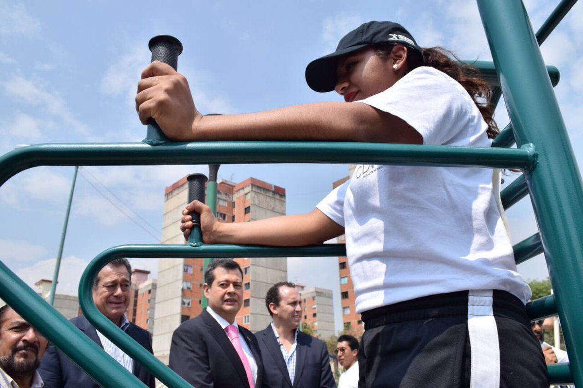 SEBIEN_cdmx's tweet photo. La instalación de gimnasios urbanos promueve convivencia vecinal pacífica y recreativa, reconstruyendo tejido social https://t.co/fkpNaFj3hE