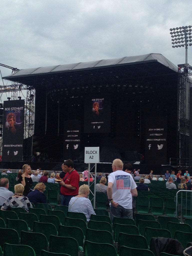 LilyAlice8's tweet photo. Great view for Rod Stewart tonight 🤔 #joke #blockA2 #RodStewartHits #Southampton #rodstewart #dissapointing https://t.co/UVCJJRViIw