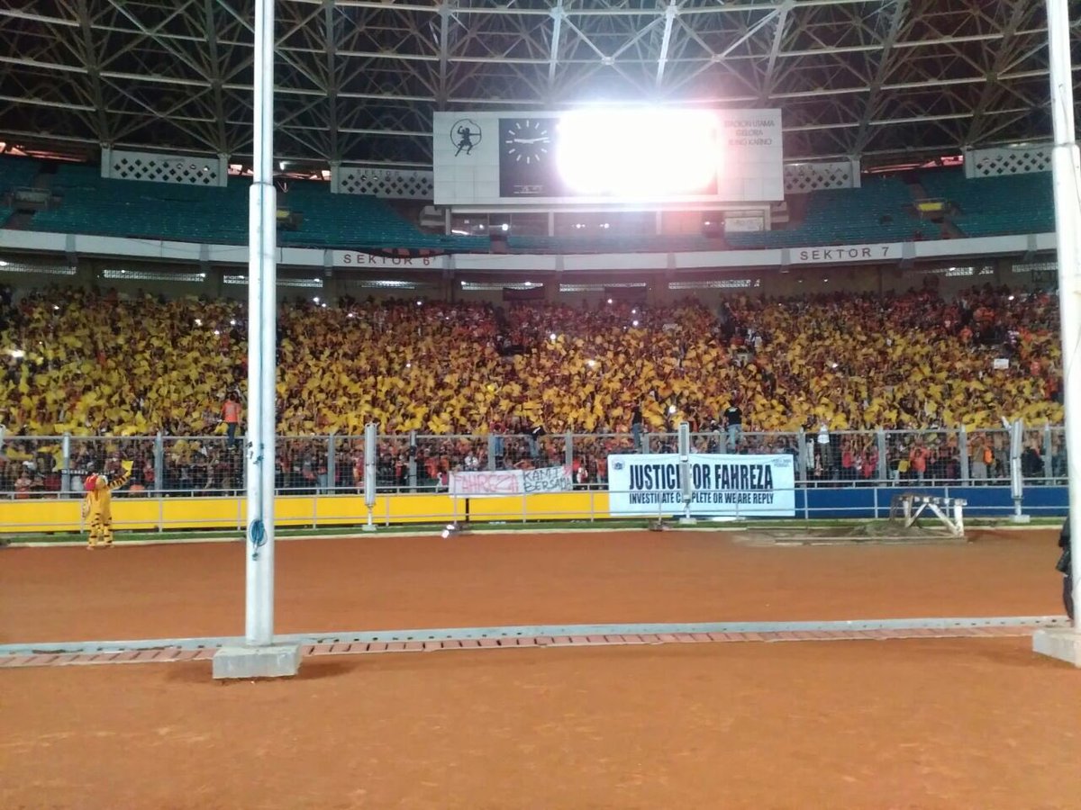 CN_PERSIJA's tweet photo. tenang di tempat terbaik di sisiNya kawan, cuma ini yg bisa kami berikan #JusticeForFahreza #PersijaDay https://t.co/InNggSc1T4