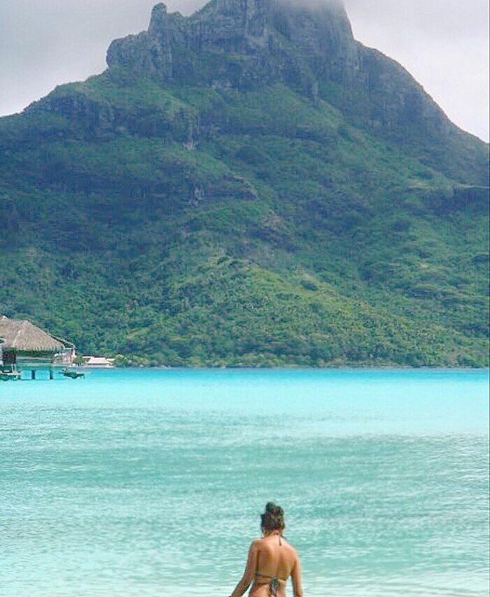 meghamcswain's tweet image. "Your elevation may require your isolation." #FlashbackFri lagoon life in Bora Bora 🐚🌸 #takemeback @InterConHotels