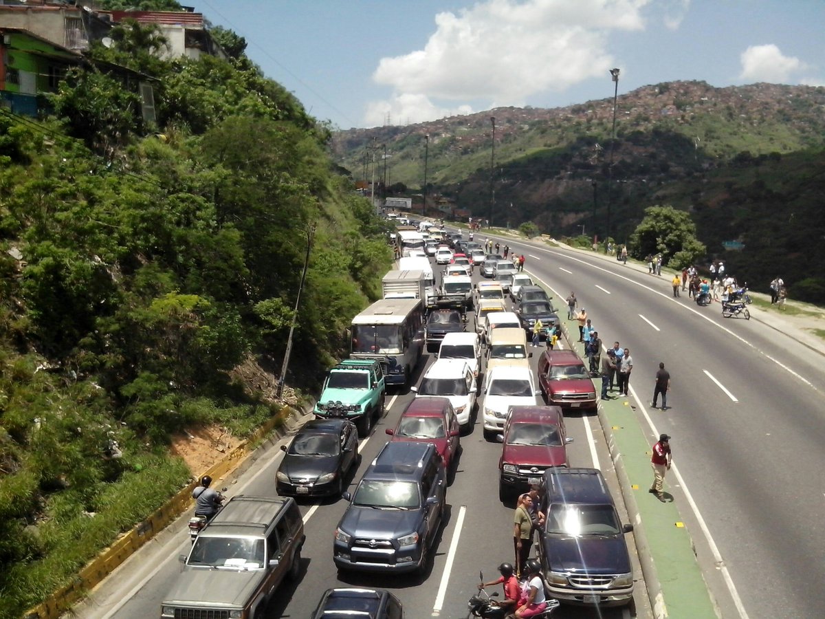 angelcacique's tweet photo. #10Junio #LaComunidad de #Tacagua #Indignida ante el abandono e inseguridad cerrada #CaracasLaGuaira @CarlosCrespoR https://t.co/uUHlfIqY5j