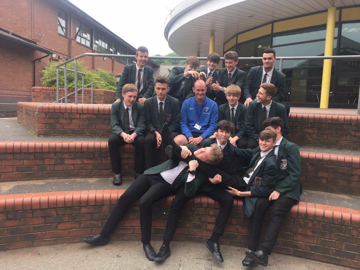 TeamStRoberts's tweet photo. This is them in more entertaining mode #superbclass #greatmemories #teampe https://t.co/s8RXNVkRI5