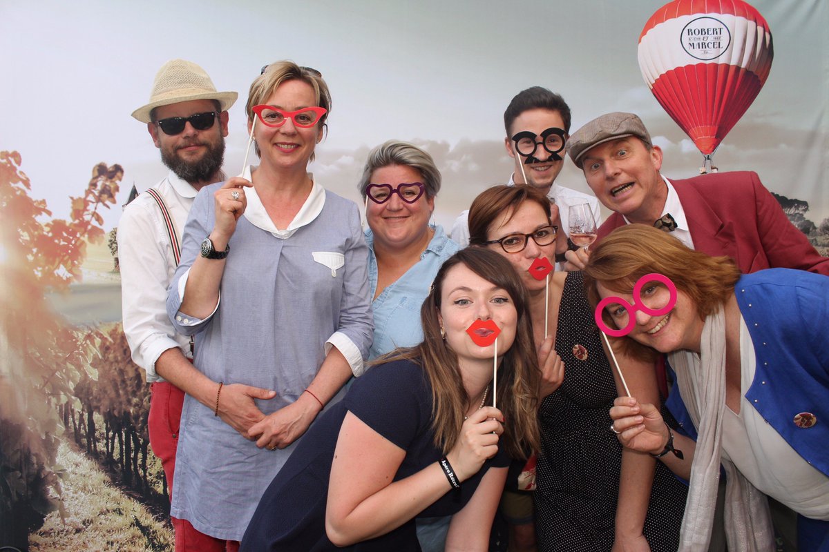kouigncarlotta's tweet photo. #Team de choc pour la soirée #RetroCoqLicot à #Angers @LaBuvetteDuLac #robertetmarcel #wine #photobooth #jaimelanjou https://t.co/obTFi3FPxH