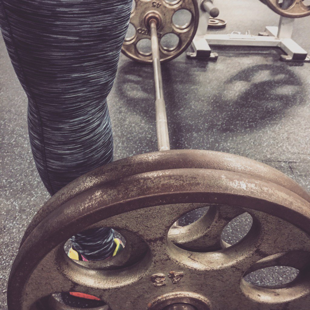 KsKM3's tweet photo. The other night I pulled 225# off the floor a bunch of times: 2,2,2 ๐ฅ๐ช #fitness #fitmom #deadlift #weightlifting https://t.co/oYuoYB1M5h