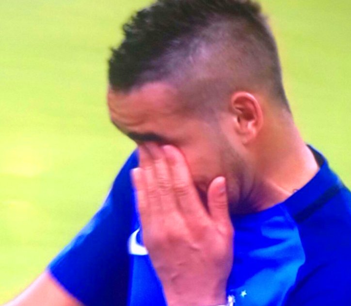 EuroFilesPod's tweet image. This is what it means to score the winner for your country. Morning all. #Payet #EURO2016 #France #football #euros